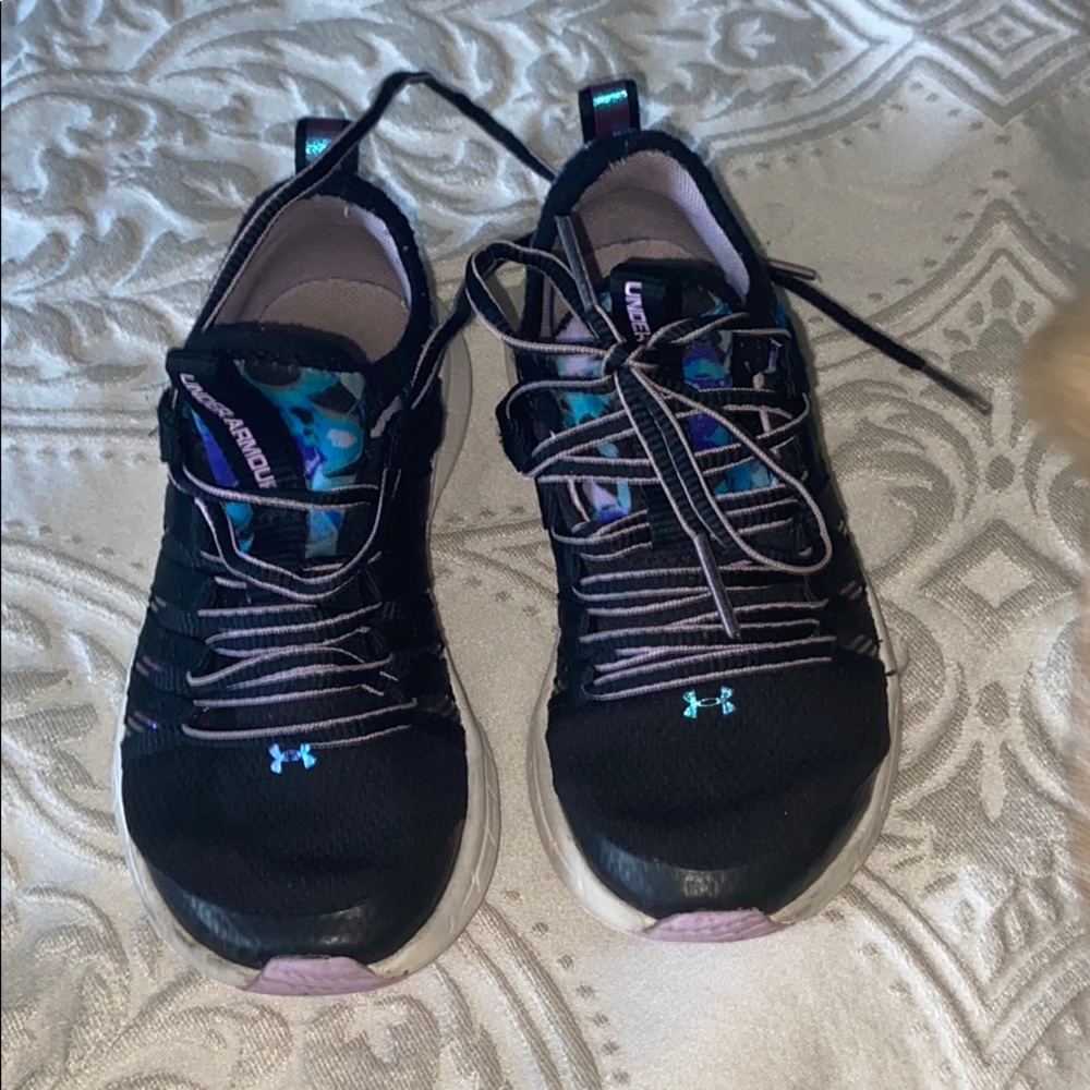 Girl under armor tennis shoes